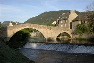 Le Pont Notre-Dame est piétonnier, il date du XIIe siècle, il enjambe le Lot en Lozère, il a été classé au patrimoine des monuments historiques en 1889. il se situe à :