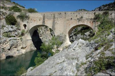 Pont de 65 m de longueur datant de 1031 sur l'Hérault à Saint-Jean-de-Fos
dans l'Hérault, classé au patrimoine mondial des Chemins de Saint-Jacques en 1998, il fait peur... On l'appelle le pont :