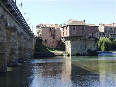 Il s'appelle le Pont Vieux, il possède deux arches pour traverser le Tarn dans l'Aveyron. Il date du XIe siècle, il a été classé au patrimoine des monuments historiques en 1934, il se situe à :
