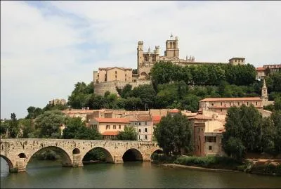 Ce pont de 241 m sur l'Orb à Béziers date du XIIe siècle, il est classé au patrimoine des monuments historiques en 1963, il s'appelle le pont :