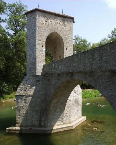 Le Pont de la Légende (hors-service) date du XIe siècle, il traverse le Gave d'Oloron dans les Pyrénées-Atlantiques à :