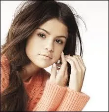 Quel est le titre de cette chanson ? 
'You walk and talk like you're some new sensation, 
You move in circles, you don't need an invitation. 
You spent your money, you can't get no satisfaction, 
You play it right so you can get the right reaction.'