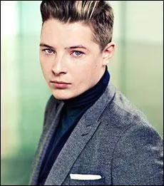 Qui chante "Love Me Again" ?