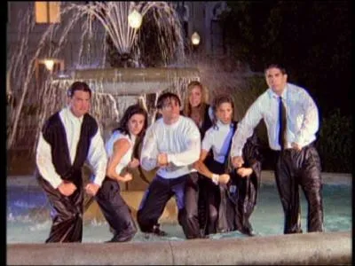 Les voit-on à un moment donné danser dans la fontaine en dehors du générique ?