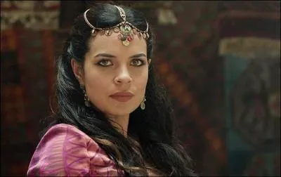 Comment s'appelle cette femme qui pratique la sorcellerie ?