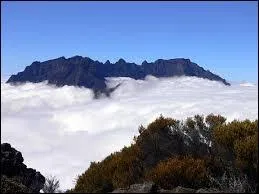 Quel est le nom du plus haut sommet de l'île ?