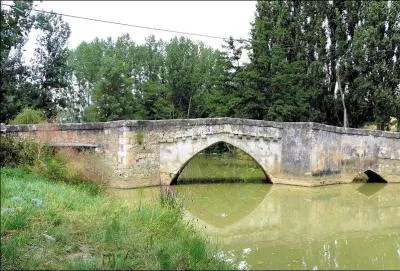 Le Vieux Pont &agrave; trois arches, construit en 1280 sur le Gers, dans le d&eacute;partement du m&ecirc;me nom est situ&eacute; dans la ville de -----.