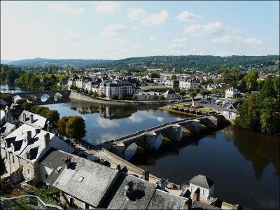 Dans quelle ville se trouve le Vieux Pont à 5 arches du XIIe siècle sur la Vézère, en Dordogne, lequel a été classé aux monuments historiques en 1904 ?