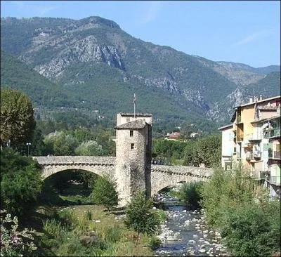Dans quelle ville se situe le Pont Vieux, ouvrage fortifi&eacute; du XIIe si&egrave;cle sur la B&eacute;v&eacute;ra dans les Alpes-Maritimes ?
