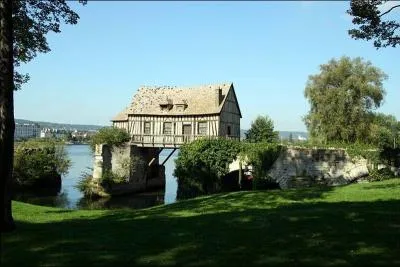 Construit sur les piles d'un ancien pont du XIIe si&egrave;cle dans l'Eure, le Vieux Moulin &agrave; colombages, hors service est situ&eacute; &agrave; :