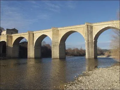 Quel nom porte ce pont construit en 1260 sur le Gardon &agrave; Sainte-Anastasie dans le Gard ?