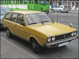 On termine avec cette voiture des années 1970, qui est une ...