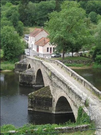 Ce pont de 4 arches, construit au XIIe siècle sur la Sioule dans le Puy-de-Dôme, est situé dans la commune de :