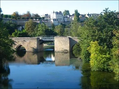 Le pont des Chouans possède 4 arches, il a été construit au XIIe siècle sur le Thouet dans les Deux-Sèvres, dans la ville de :