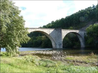 Ce pont de 4 arches, construit au XIIIe siècle sur le Chassezac en Ardèche, est 
inscrit aux monuments historiques depuis 1962 , il se situe dans la ville de :