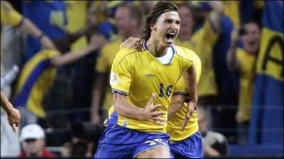 Contre quelle équipe a-t-il inscrit son premier but avec la Suède ?