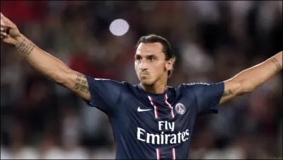 Contre quelle équipe a-t-il inscrit son premier but avec Paris ?