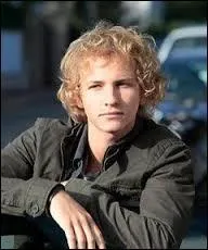 Qui est le père de son fils ?