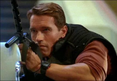 De quelle couleur est l'habit d'Arnold pendant le jeu ?