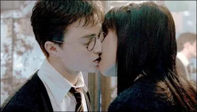 Comment s'appelle la premi&egrave;re fille que Harry Potter a embrass&eacute;e &agrave; Poudlard ?