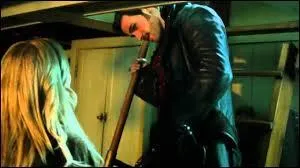 Qui Emma embrasse-t-elle à la saison 3, épisode 21 ?