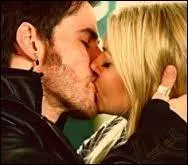 Pourquoi Emma embrasse-t-elle Crochet à la fin de la saison 3 ?