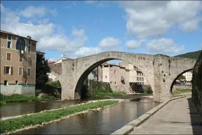 Le Vieux Pont piétonnier, construit au XIVe siècle sur la Sorgues dans l'Aveyron, classé au patrimoine des monuments historiques en 1886, se situe à :