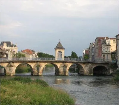 Ce pont de 5 arches sur l'Ornain a été construit en 1350 à Bar-le-Duc dans la Meuse, son nom nous rappelle l'île de la Cité...