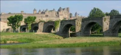 Le Pont Vieux a été construit en 1353 sur l'Aude, dans le département de l'Aude, il est classé au patrimoine des monuments historiques depuis 1926. Il est situé dans la ville de :