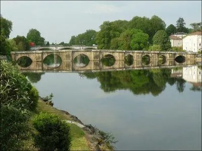 Ce pont de 128 m de longueur, construit au XIVe siècle sur la Vienne à Confolens en Charente, se nomme :