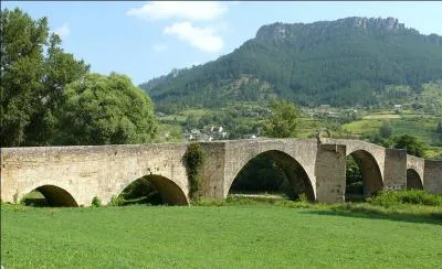 Pont de 6 arches sur 88 m de longueur, construit au XIVe siècle sur le Tarn dans le département de la Lozère à :