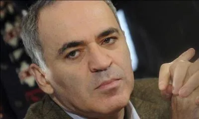 Kasparov surveille.