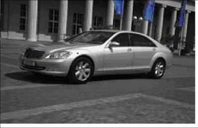  qui appartient cette voiture?