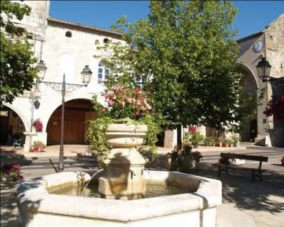 Située sur un éperon rocheux dominant l'Auzoue, c'est l'une des premières bastides gasconnes, fondée en 1255 par Alphonse de Poitiers...