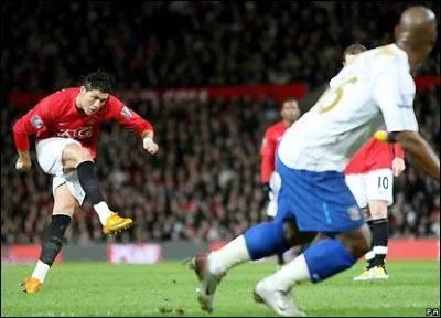 Contre quelle équipe a-t-il inscrit son premier but avec Manchester United ?