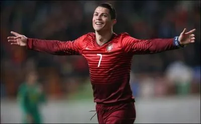 Contre quelle équipe a-t-il inscrit son premier but avec le Portugal ?