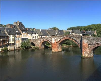 Le Pont-Vieux possède 4 arches , il a été construit au XIVe siècle en Aveyron, il
est au patrimoine mondial des chemins de St-Jacques, il se trouve à :