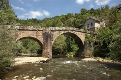 Ce pont construit sur le Dourdou au XIVe siècle, en Aveyron est lui aussi au patrimoine mondial des chemins de St-Jacques, il est situé à :