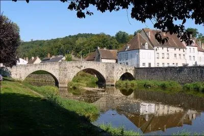 Ce vieux pont a trois arches sur la Voueize dans la Creuse, date du XIVe siècle, il est situé à :