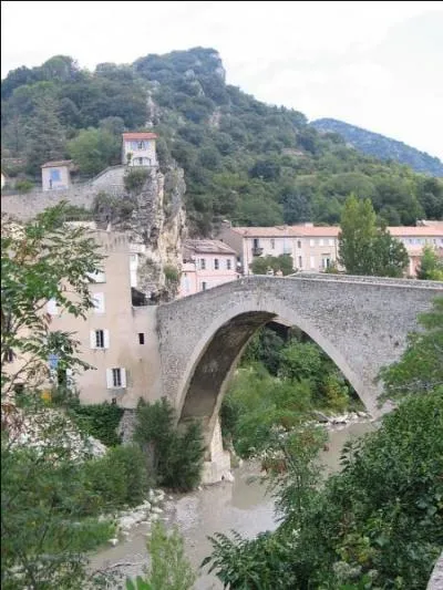 Ce pont de 40 mètres sur l'Eygues dans la Drôme date de 1405, il se trouve à :