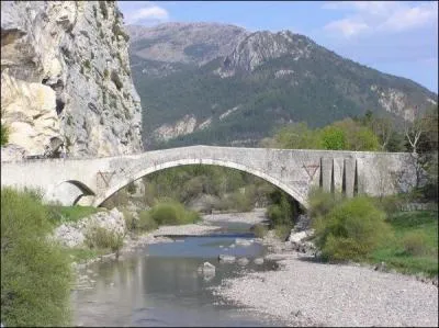 Le Pont du Roc d'une longueur de 51 mètres sur le Verdon dans les Alpes-de-Haute-Provence a été construit en 1407 à :