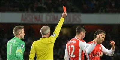 En 2015, contre quel club a-t-il pris un carton rouge pour un coup de boule ?