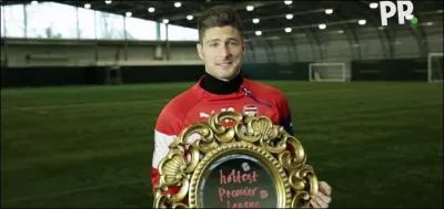 Avec quel(s) joueur(s) d'Arsenal s'est-il pris en vidéo après son trophée du joueur le plus sexy de Premier League ?