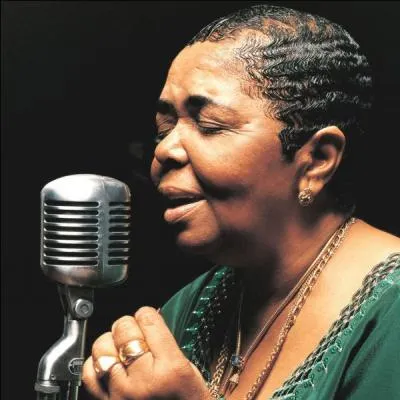 Stromae chante ''Ave Cesaria'' en hommage à Cesária Évora, une chanteuse...