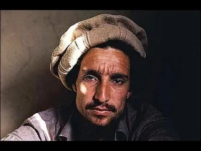 Damien Saez a fait une chanson bien sombre sur le commandant Massoud, le chef afghan assassiné le 9/11/01. Quel était son surnom ?