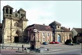 Berceau de la famille des Bourbons, la ville auvergnate de Souvigny se situe dans le département ...