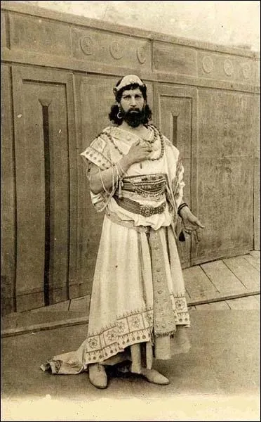 La reine légendaire perse Sémiramis, aurait eu pour habitude de castrer tous ses amants, une fois consommés, ils devenaient ses serviteurs et eunuques.