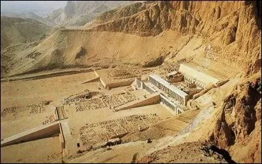 Quel temple avait une allée bordée de sphinx et d'arbres à encens, qui faisaient la fierté d'Hatchepsout, ramenés du pays de Pount ?