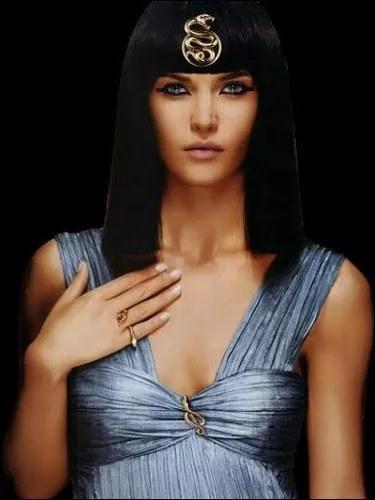 Hapouseneb et Senemout furent de ceux dont s'entoura Hatchepsout et qui reçurent d'elle des faveurs exceptionnelles. Ils ont été très actifs dans la construction d'édifices orchestrée par Hatchepsout. Cochez la FAUSSE réponse :