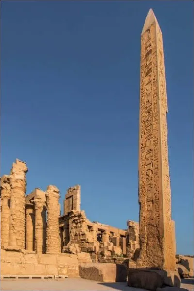 Hatchepsout fit ériger au cours de son règne deux paires d'obélisques installés à Karnak, dont un recouvert d'or. Qu'est-ce que "l'obélisque inachevé" ?